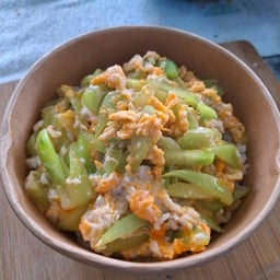 เเตงกวาผัดไข่ ราดข้าว