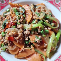 กระเพราหมูสับ+ไส้กรอกราดข้าว