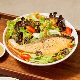 สลัดปลาแซลมอนซอสงาญี่ปุ่น