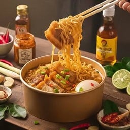 มาม่าต้มยำหมูกรอบไข่ลวก