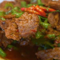 เนื้อผัดพริกแกง