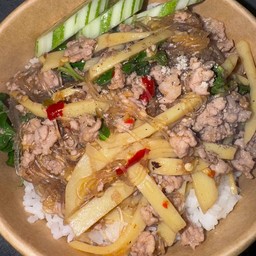 ข้าวกะเพราหมูสับวุ้นเส้นหน่อไม้สด