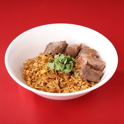 มาม่าผัดโปะเนื้อตุ๋น