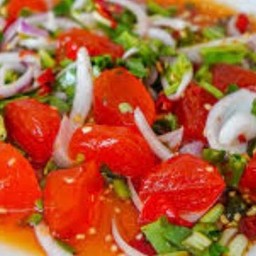 ยำไข่แดง