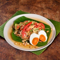 ส้มตำไทยไข่เค็ม ( Thai Green Papaya Salad with Salted Egg )