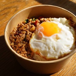 ข้าวผัดกระเพราไก่สับไข่ดาว