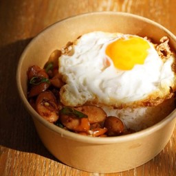 ข้าวผัดกระเพราใส้กรอกหมูไข่ดาว