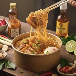 มาม่าต้มยำหมูกรอบไข่ลวก