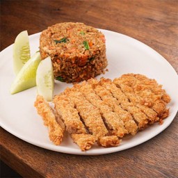 ข้าวผัดหน้าหมูทอด ( Fried Rice with Crispy Fried Pork )