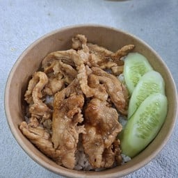 ผัดกะเทียมหมูชิ้น ราดข้าว