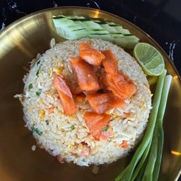 ข้าวผัดเเซลมอน