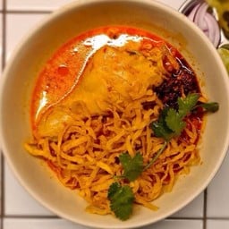 ข้าวซอยไก่ Northern Thai curry noodle with chicken