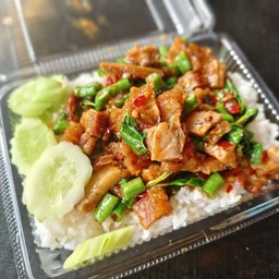 กระเพราหมูกรอบราดข้าวพิเศษ