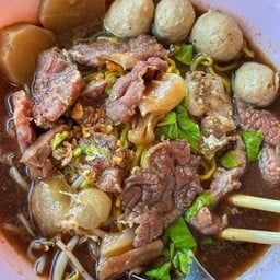 ร้านก๋วยเตี๋ยวนายอ้วนตรงข้ามตะวันงาม