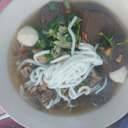 ข้าวเปียกเส้นไทกระดูกหมู