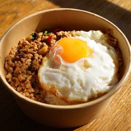 ข้าวผัดกระเพราหมูสับไข่ดาว