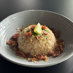 ข้าวผัดกระเทียมเบคอน