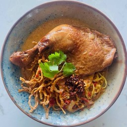 ข้าวซอยไก่อบ Northern Thai curry noodle with roasted chicken
