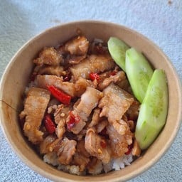 ผัดกะปิสามชั้น ราดข้าว