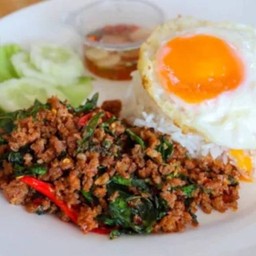 ข้าวราด ผัดเผ็ดกระดูกอ่อนใบยี่หร่า