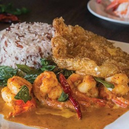 ฉู่ฉี่กุ้ง กับข้าวมันปู และไข่ดาว