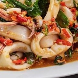 หมึกผัดกะเพรา