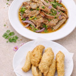 น้ำตกหมู + ลูกชิ้นทอดปลาระเบิด