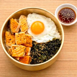 ข้าวแซลมอนย่างเกลือ