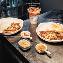 [เซตสุดฮิต] ข้าวราดผัดกระเทียมแท้ + Iced Latte