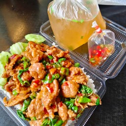 กระเพราหมูชิ้นราดข้าวธรรมดา