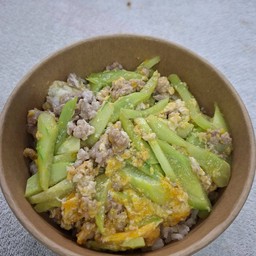 เเตงกวาผัดไข่หมูสับ ราดข้าว