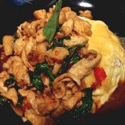 ข้าวไข่ข้นกระเพราไก่