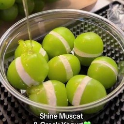 ผลไม้สอดไส้ (กรีกโยเกิร์ต) พร้อมน้ำผึ้ง