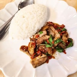 ข้าวผัดกะเพราหมูกรอบ