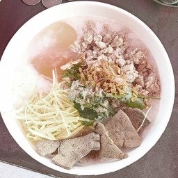 ข้าวต้มหมู ตับ ใส้ ไข่ลวก