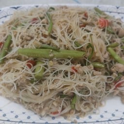 หมี่ผัดกระเฉดหมูสับ