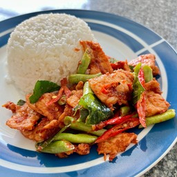 ผัดพริกแกงราดข้าว