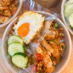 หมูกรอบคั่วพริกเกลือ + ไข่ดาว