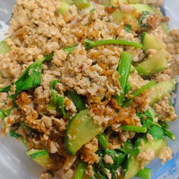 แตงกวาผัดไข่หมูสับ