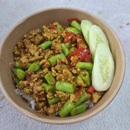 ผัดพริกเเกงใต้หมูสับใส่ถั่ว ราดข้าว
