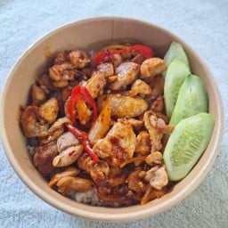 ผัดพริกเผาไก่ชี้น ราดข้าว