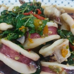 กระเพราปลาหมึก