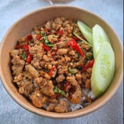 ผัดกะเพราหมูสับ (ไม่ใส่ถั่ว) ราดข้าว