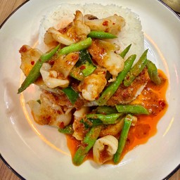ข้าวผัดพริกแกงปลาหมึก