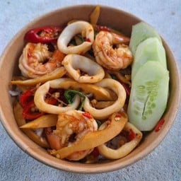 ผัดกะเพรากุ้งหมึกหน่อไม้ ราดข้าว
