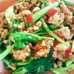 คะน้าหมูสับราดข้าว