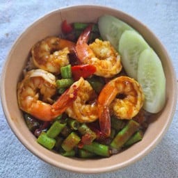 ผัดพริกเเกงใต้กุ้ง5ตัวใส่ถั่ว ราดข้าว