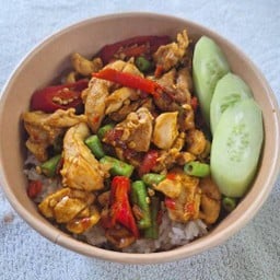 ผัดพริกเเกงใต้ไก่ชี้นใส่ถั่ว ราดข้าว
