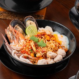 มาม่าต้มยำทะเล+หมูบะช่อ+ไข่ออนเซน