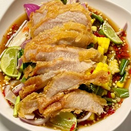 ยำคอหมูทอด